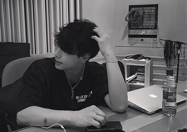 박효신, '칼에 베일 듯 날렵한 곡선미....반하지 않을수 없는 이 남자