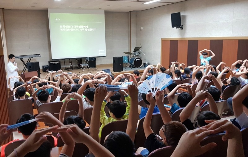 안산 신길초등학교 학생들이 안산자생한방병원 정상윤 원장이 진행하는 척추건강 OX 퀴즈를 즐기고 있다. (사진=자생한방병원)