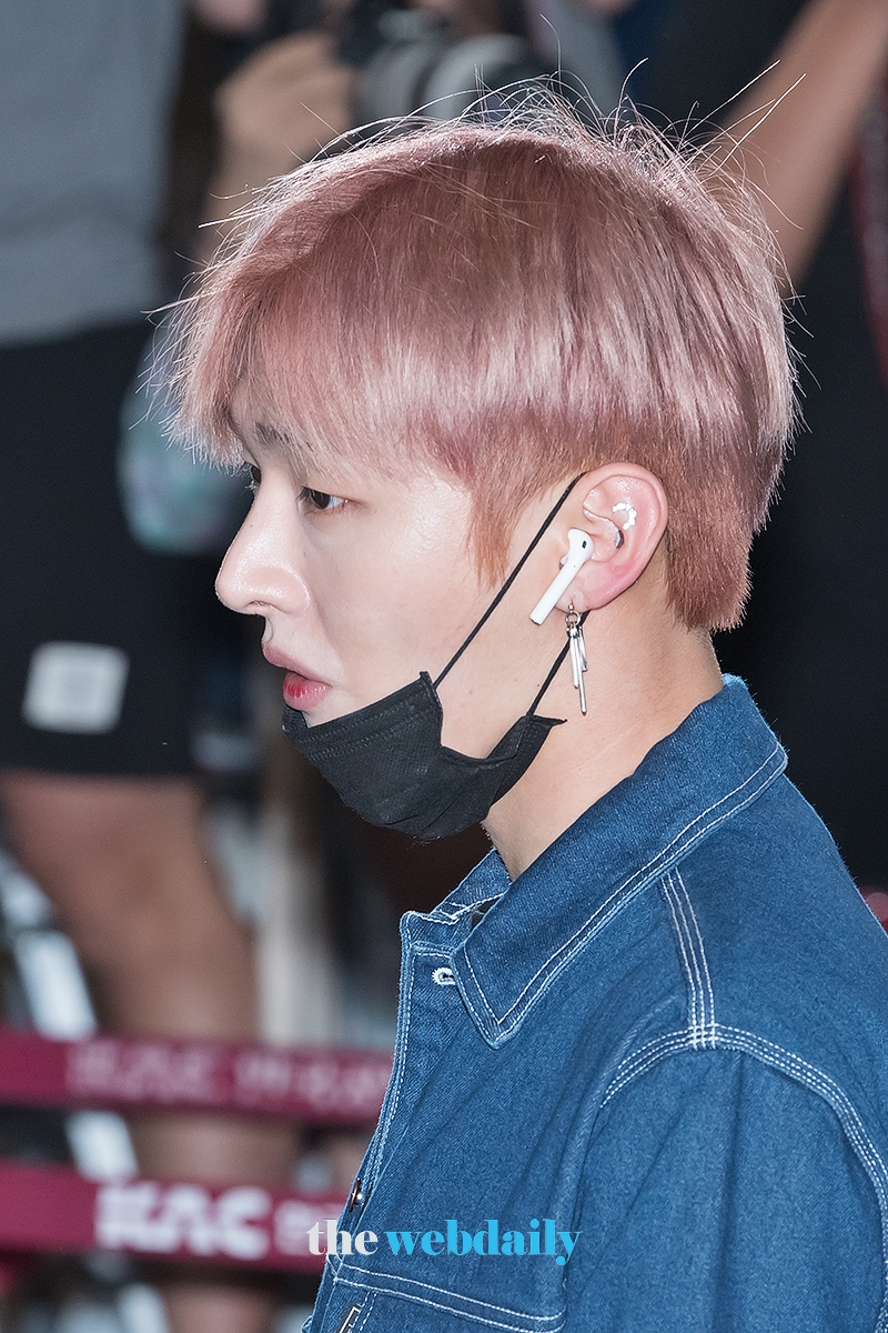 WannaOne(워너원) 윤지성, 김포국제공항 출국 현장
