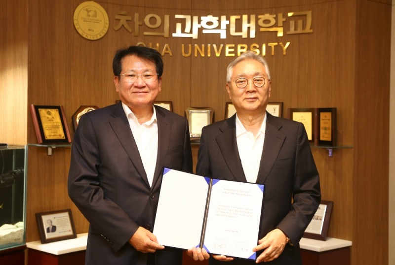 차의과학대학교 이훈규 총장(오른쪽)은 하나금융나눔재단 김한조 이사장(왼쪽)과 ‘아름다운동행’ 사회공헌협약을 체결했다. (사진=차병원)