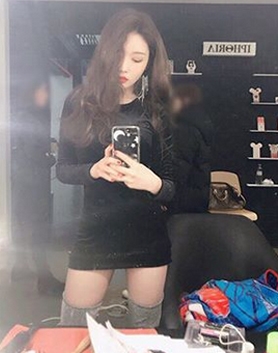 '산들산들 헝클어진 머리....청하, 부러질듯 여리여리 가느다람'