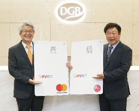DGB금융그룹 김태오 회장(왼쪽)과 DGB대구은행 박명흠 은행장직무대행(오른쪽)이 세븐캐쉬백카드 출시를 기념해 포즈를 취하고 있다. (사진=DGB대구은행)