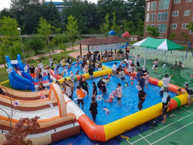 충북 진천장관 부영아파트 단지 내 설치된 이동형 워터파크에서 물놀이를 즐기는 입주민들.(사진=부영그룹)