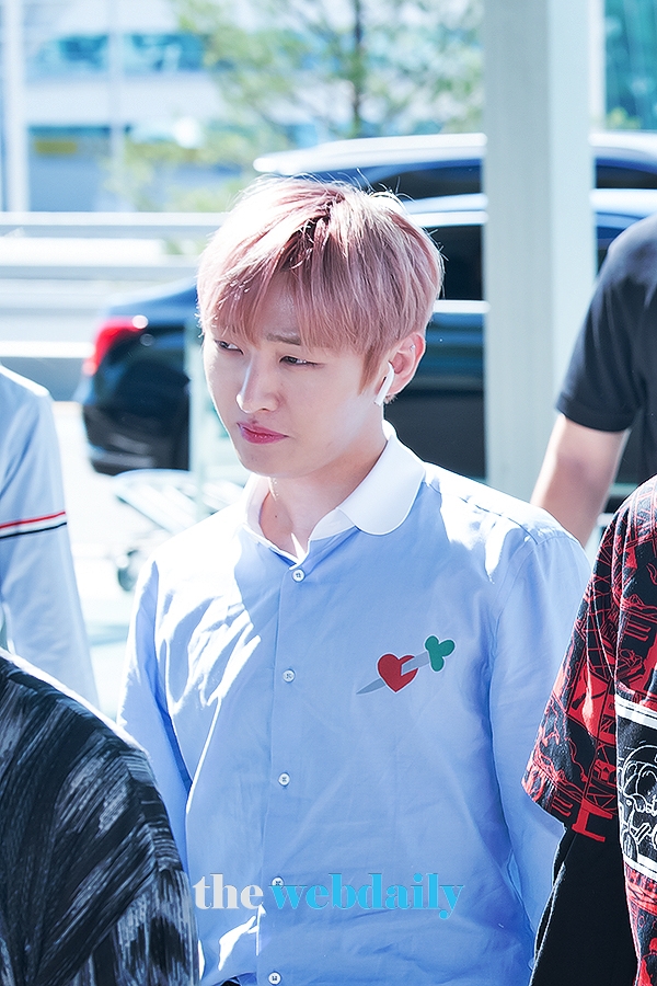 WannaOne(워너원) 윤지성, 인천국제공항 출국 현장