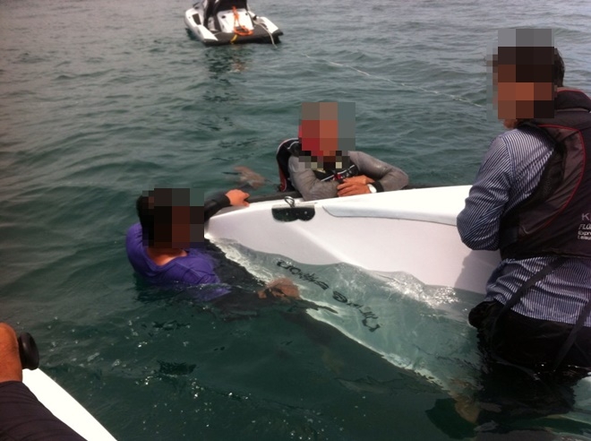 레저객 3명을 구조하고 있다. (사진제공=울산해양경찰서)