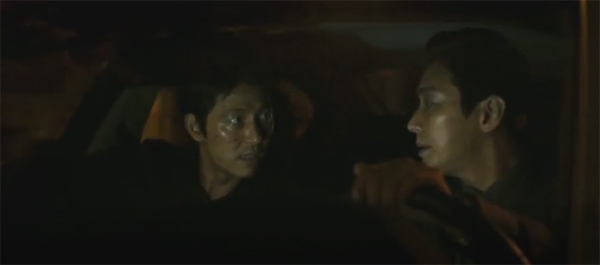 영화 '아수라', 두해지난 뜻하지 않은 이목몰이...쏠리는 시각들