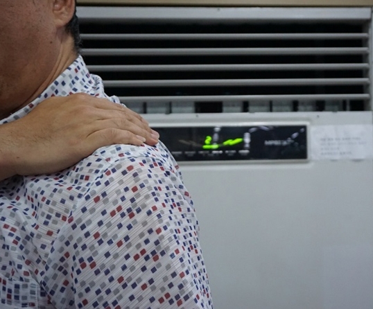 여름철 냉방기의 냉기가 관절 건강을 괴롭힐 수 있다.