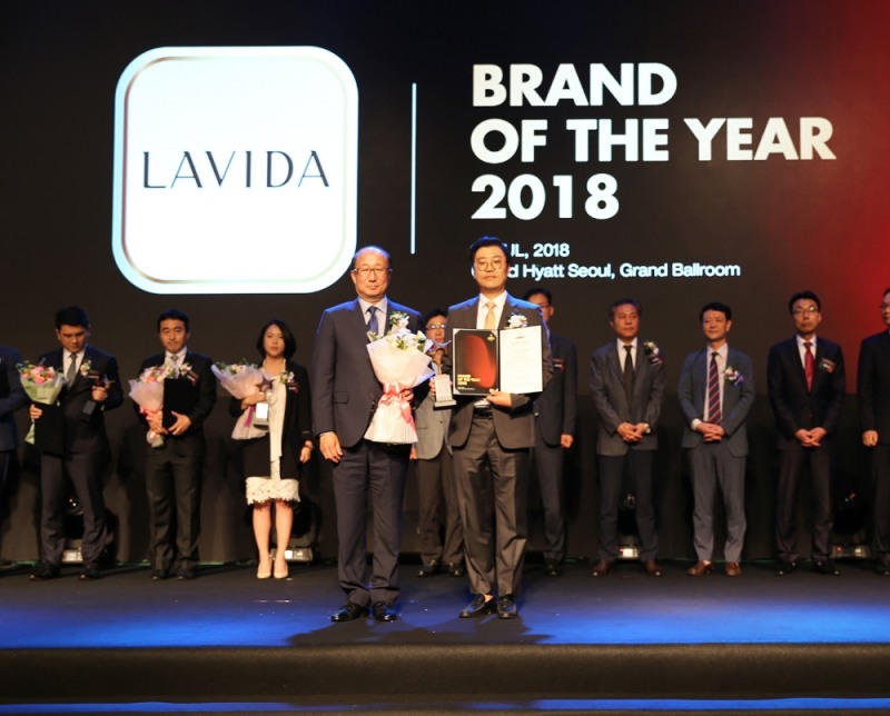 코리아나화장품(대표이사 유학수)의 대표 브랜드 ‘라비다’가 한국소비자포럼에서 주최하는 ‘2018 올해의 브랜드 대상’ 안티에이징 화장품 부문에서 6년 연속 대상을 수상했다.(사진=코리아나화장품)