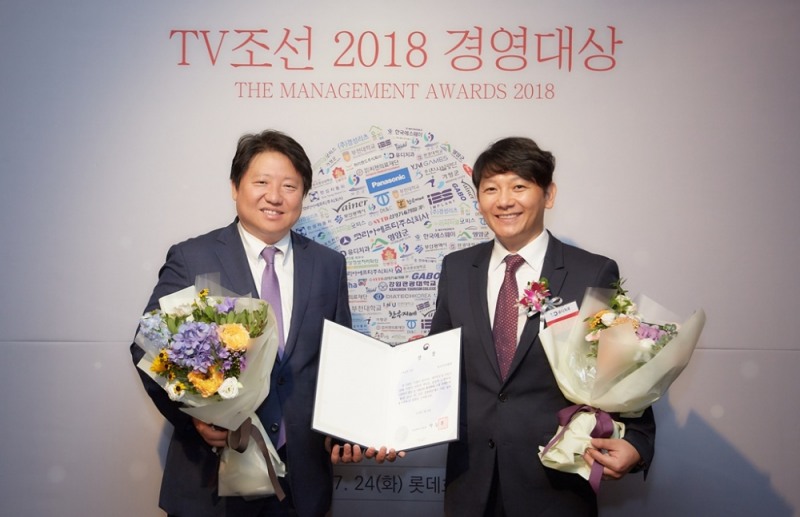 ‘TV조선 2018 경영대상’ 사회공헌부문 보건복지부장관상 및 지속가능경영대상을 수상한 진세식 유디치과 협회장(우)과 김종명 ㈜유디 사장(좌)이 기념촬영을 하고 있다.