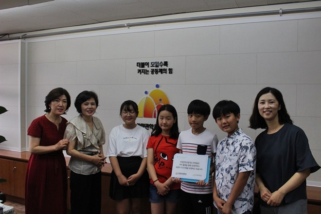 안양관악초등학교 학생자치회 활동 수익금 전달식을 갖고 기념촬영을 하고 있다. (사진제공=굿네이버스 경기안양지부)