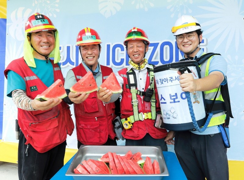 개포시영 재건축 현장에서 복날을 맞아 근로자들과 수박을 나눠먹고 있다.(사진=삼성물산)