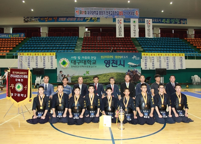 단체전 우승을 차지한 구미 형곡고 선수들이 우승 기념사진을 찍고 있다.(사진제공=대구대학교)