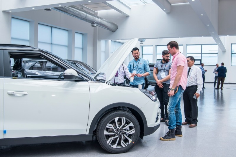 호주 기자단이 지난 25일 쌍용자동차 디자인센터를 방문해 전시된 차량들을 둘러보고 있다.(사진=쌍용자동차)