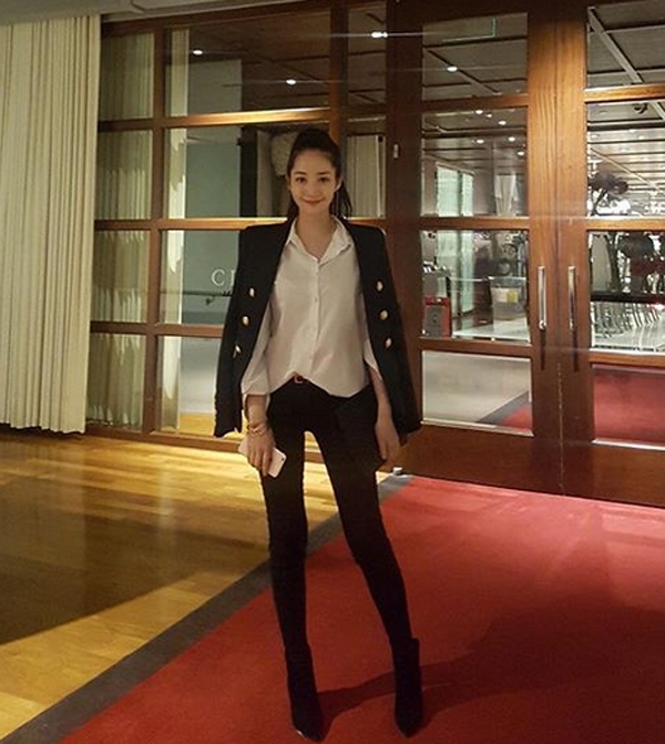 박서준과 모락모락 설....'박민영', '쭉뻗은 우월미 젓가락라인'