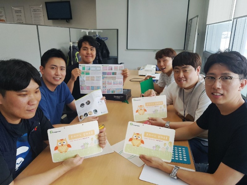 지난 26일 CJ프레시웨이 이천물류센터에서 봉사활동에 참여한 임직원들의 모습 (사진=CJ프레시웨이)
