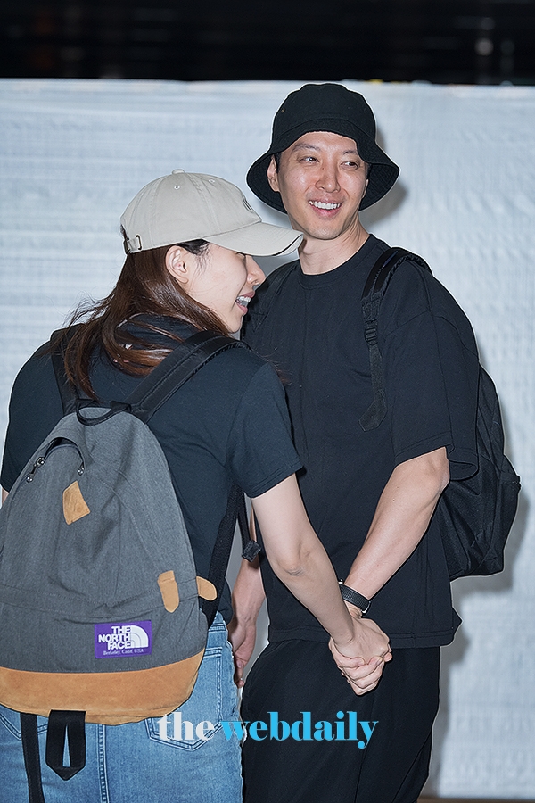 이동건♥조윤희, 김포국제공항 입국 현장