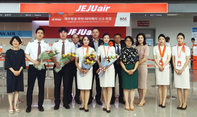지난 27일 무안국제공항에서 진행된 제주항공의 무안~타이베이 노선 신규 취항식에서 행사에 참석한 유명섭 제주항공 커머셜본부장(왼쪽에서 여섯번째), 김대기 한국공항공사 무안출장소장(왼쪽에서 네번째) 등 내외빈들이 기념촬영을 하고 있다. (사진=제주항공)