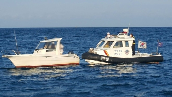 연안구조정의 안전호송을 받으며 운항하고 있다.(사진제공=부산해양경찰서)