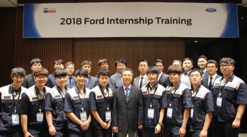 ‘2018 포드 미래 인재 양성 프로그램’ 기념 촬영.(사진=포드코리아)
