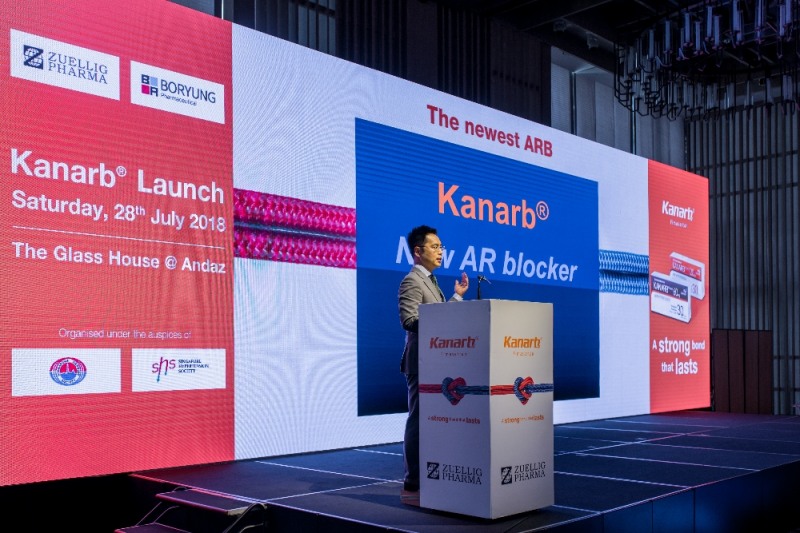 지난 28일 싱가포르 안다즈싱가포르호텔(Andaz Singapore Hotel)에서 300여명의 현지 의사들이 참석한 가운데 진행된 카나브 싱가포르 발매식 및 런칭심포지엄에서 가천의대 문정근 교수가 우수한 임상적 효과를 지닌 카나브에 대해 발표하고 있다. (사진=보령제약)