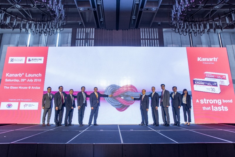 지난 28일 싱가포르 안다즈싱가포르호텔(Andaz Singapore Hotel)에서 300여명의 현지 의사들이 참석한 가운데 진행된 카나브 싱가포르 발매식 및 런칭심포지엄에서 ‘인연의 끈’이라는 의미를 담은 런칭세레모니 후 보령제약그룹 김승호회장(왼쪽에서 여섯번째), 보령제약 최태홍사장(왼쪽에서 아홉번째), 쥴릭파마 조지이시 부사장(왼쪽에서 다섯번째)등 양사 관계자들이 기념사진을 찍고 있다. (사진=보령제약)