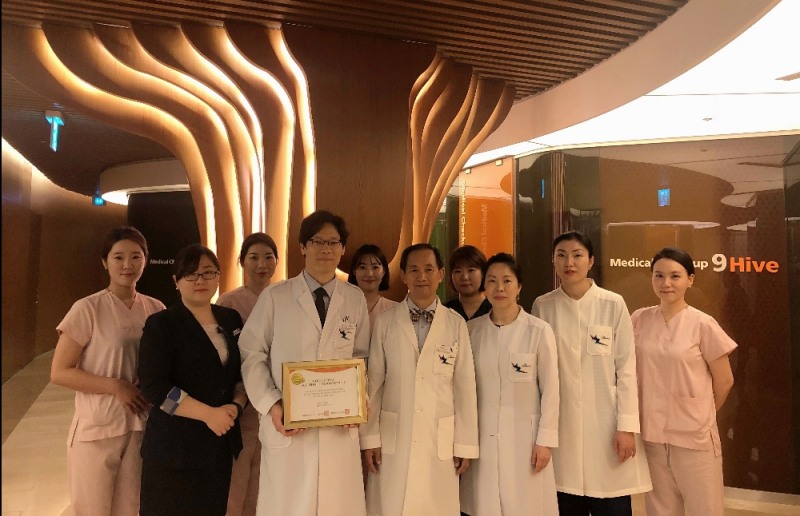 이번 우수내시경실 인증을 주도한 프리미엄건진센터 차충근 센터장(왼쪽 네 번째)을 비롯한 의료진들이 인증서를 들고 기념촬영을 하고 있다. (사진=차움)