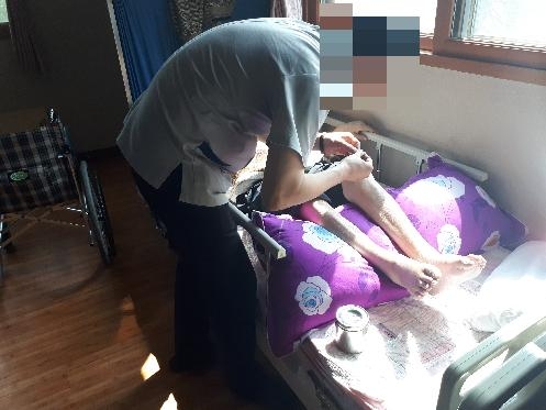 어르신 상대 침 치료를 하고 있다.(사진제공=포항준법지원센터)
