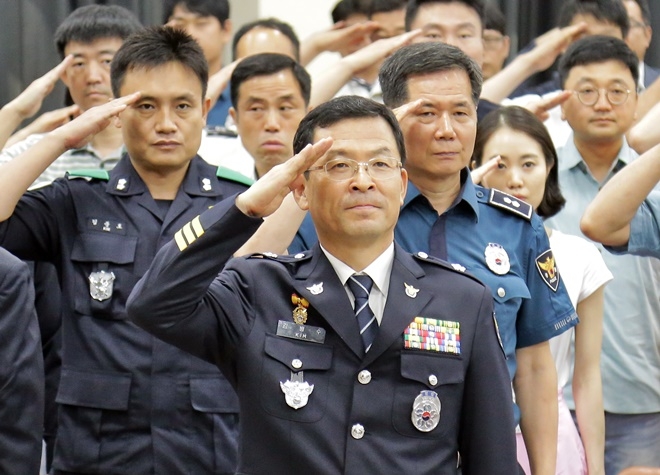 김병수 신인 창원중부경찰서장이 거수경례를 하고 있다.(사진제공=창원중부서)