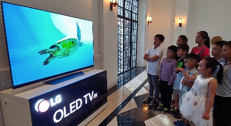 필리핀 국립박물관을 방문한 어린이들이 LG 올레드 TV 화면을 보고 있다. (사진=LG전자)
