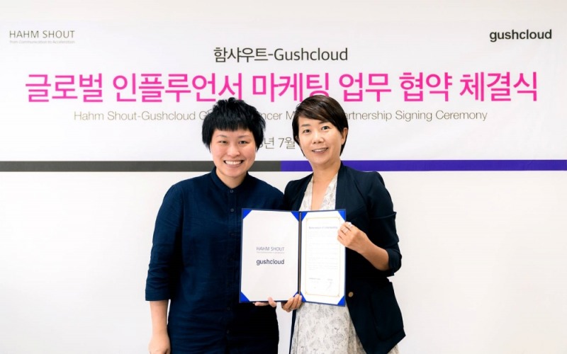 30일, 용산구 후암동 ㈜함샤우트 회의실에서 ㈜함샤우트와 거쉬클라우드는 인터네셔널 인플루언서 마케팅 글로벌화를 위한 업무협약을 체결했다. 사진은 거쉬클라우드 Althea Lim(알씨아 림) 대표(왼쪽)와 ㈜함샤우트 김재희 대표 . (사진= 함샤우트)