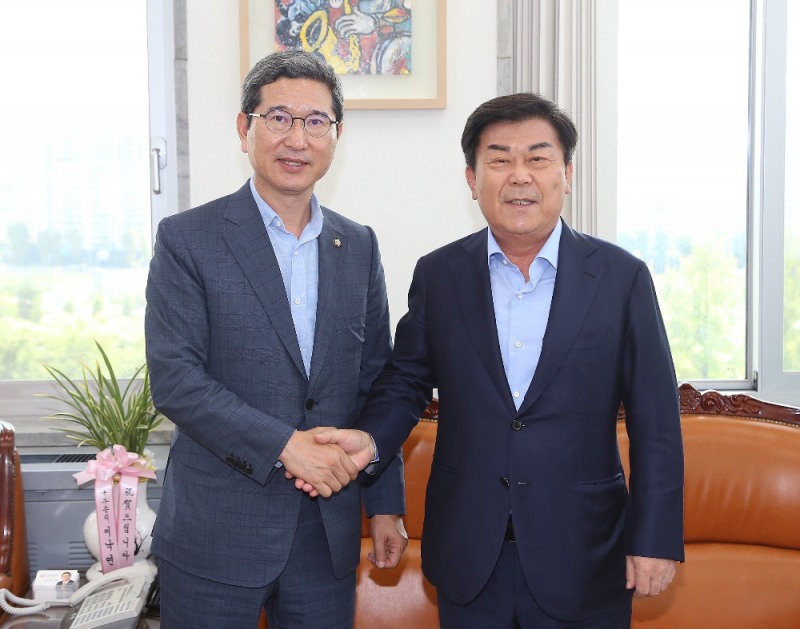 중기중앙회, 환노위위원장 면담 (좌측부터) 김학용 국회 환경노동위원회 위원장, 박성택 중소기업중앙회 회장 (사진=중기중앙회)