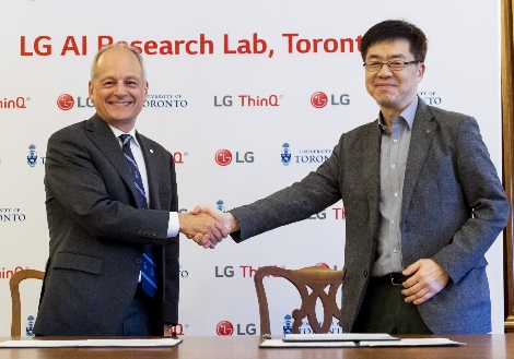 LG전자 CTO 박일평 사장(오른쪽)과 토론토대학교 메릭 저틀러(Meric Gertler) 총장이 공동 인공지능 연구에 합의한 후 악수를 하고 있다. (사진=LG전자)