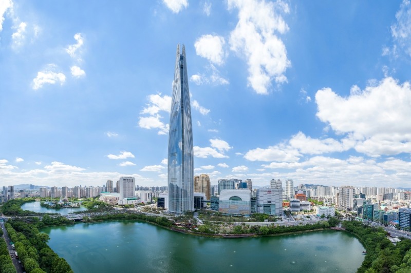 ▲ 롯데월드타워는 현재 에너지 사용량 중 15%를 친환경 발전으로 자체 생산하고 있다. (사진=롯데)