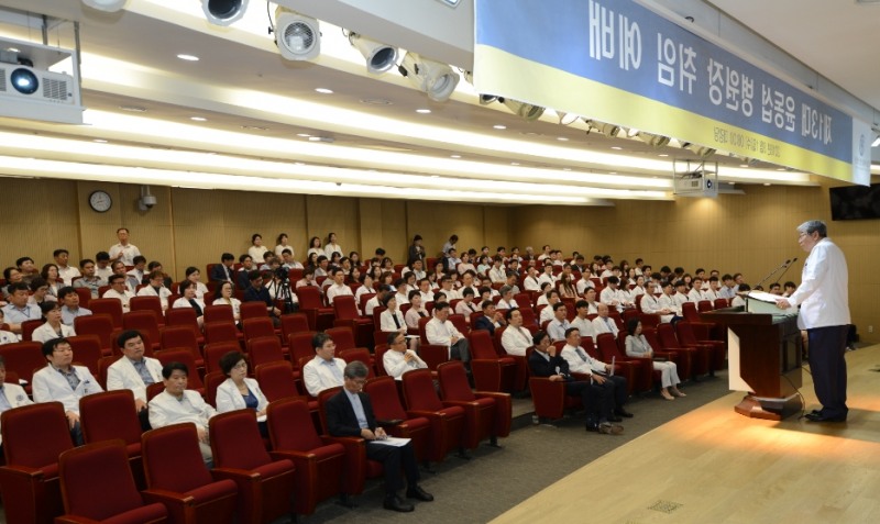 윤동섭 신임 강남세브란스병원장이 1일 취임식에서 취임사를 하고 있다. (사진=강남세브란스)