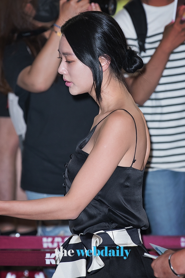 클라라, 김포국제공항 출국 현장