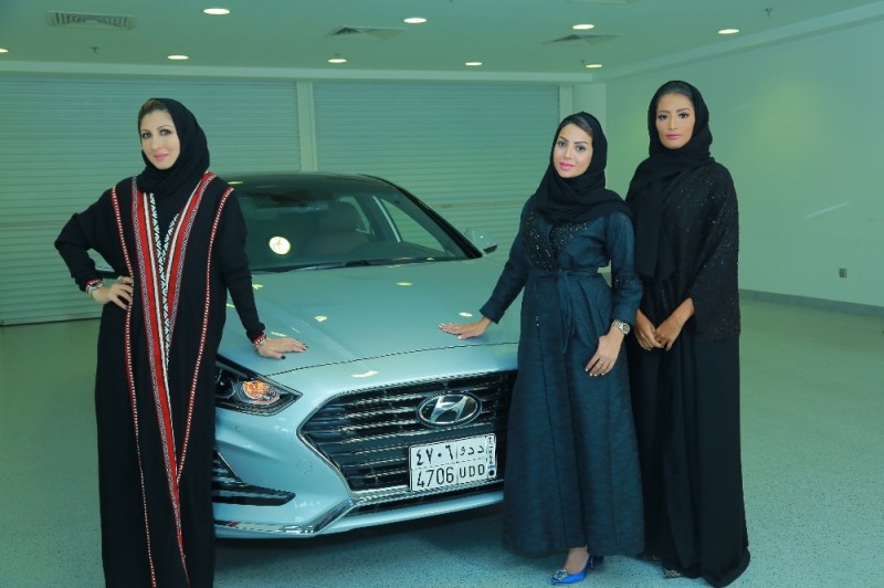 사우디아라비아의 현대자동차 브랜드 홍보대사로 선정된 (좌측부터) 패션 디자이너 림 파이잘(Reem Faisal), 사업가 바이안 린자위(Bayan Linjawi), 라디오 프로그램 진행자이자 여행 블로거인 샤디아 압둘 아지즈(Shadia Abdulaziz).(사진=현대자동차)