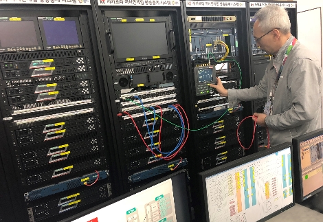 자카르타 국제방송센터(IBC)에서 KT 직원이 네트워크 품질테스트를 진행하고 있다. (사진=KT)