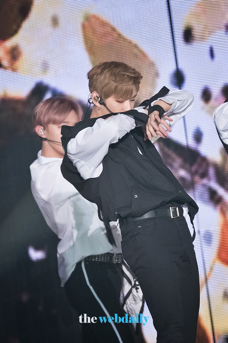 WannaOne(워너원) 강다니엘, 우아한 몸짓