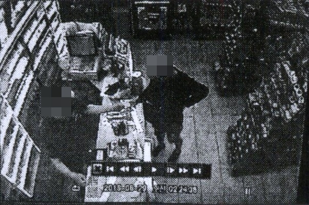 절취한 카드를 사용하는 모습.(사진제공=부산지방경찰청)