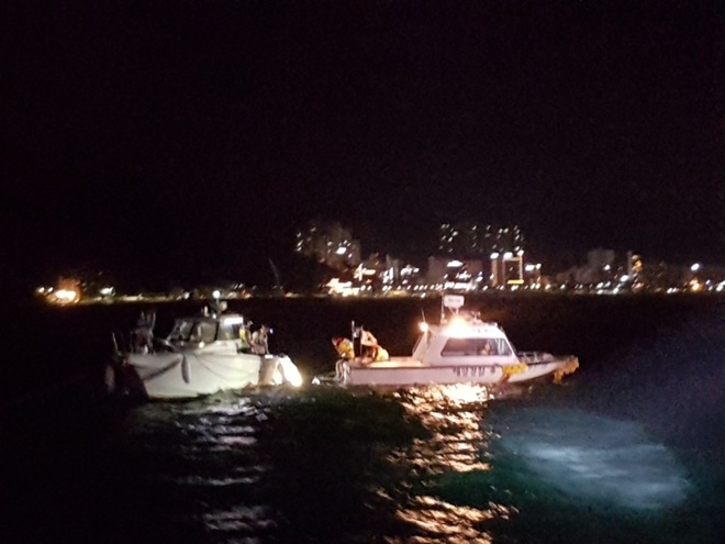 기관고장 보트를 예인하고 있다.(사진제공=부산해양경찰서)