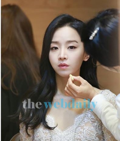 신혜선, 시원한 입담에 쏠리는 이목...블링블링한 드레스 속 고혹美 뽐내