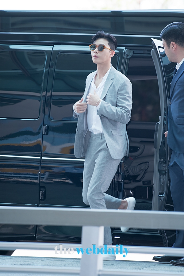 박서준, 인천국제공항 출국 현장