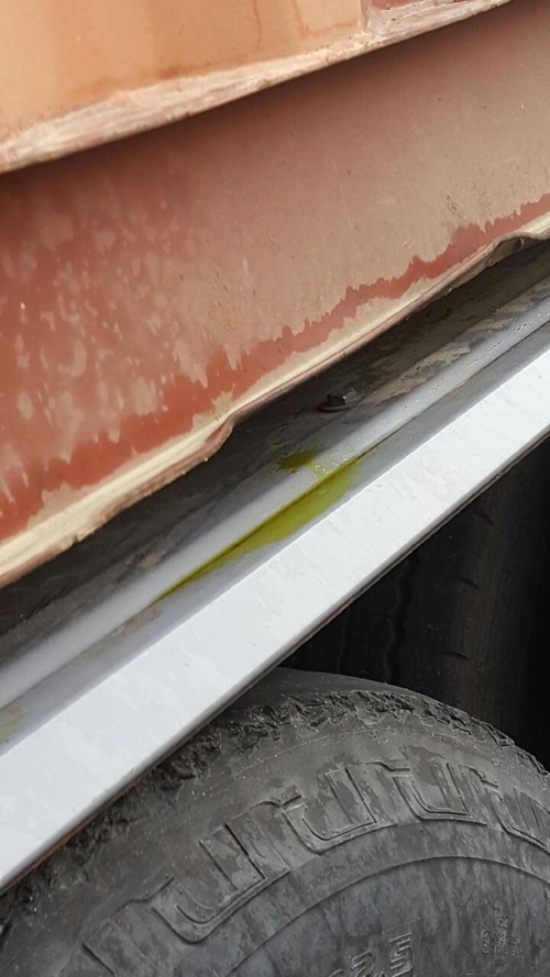 컨테이너 차량에 삼염화인이 유출된 모습.(사진제공=부산지방경찰청)