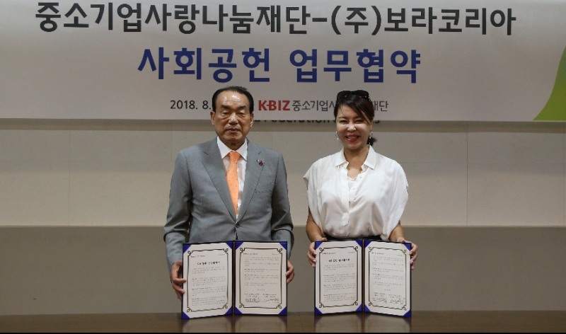 왼쪽부터 중소기업사랑나눔재단 서석홍 이사장, 보라코리아 화숙리 디자이너.(사진=중소기업중앙회)