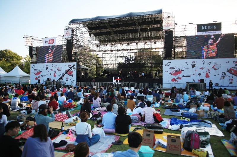 KT가 경기도 가평군 자라섬에서 KT 고객을 위한 음악 축제 “2018 보야지 투 자라섬(VOYAGE to Jarasum)”을 9월 15일(토)~16일(일) 양일간 열리며 8일부터 티켓 예매를 시작했다. (사진=kt)