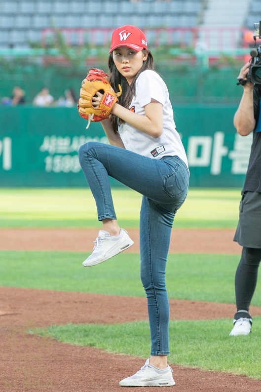 미스코리아 미 김계령, SK-넥센전 시구…우아한 와이드업 자세 눈길