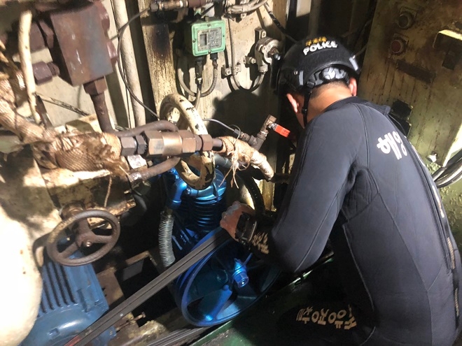 해경구조대가 파공부위를 봉쇄하고 있다.(사진제공=울산해양경찰서)