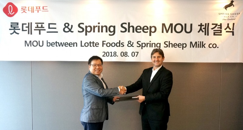 롯데푸드 김용기 파스퇴르 본부장(왼쪽)과 뉴질랜드 스프링 쉽社 스코티 채프먼 CEO(오른쪽)가 7일 뉴질랜드 대사관에서 양유 제품 도입을 위한 MOU를 체결하고 기념사진을 찍고 있다. (사진=롯데푸드)