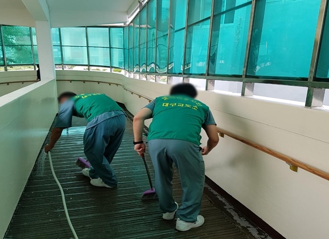 대구시립희망원에서 봉사활동을 하고 있다. (사진제공=대구교도소)