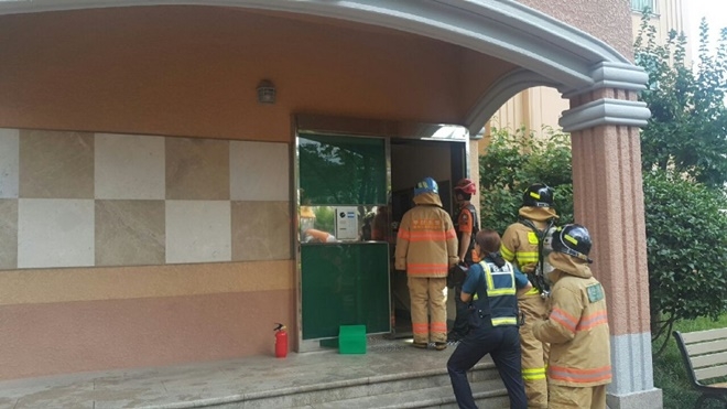 피의자를 설득하며 검거작전을 펴고 있다. (사진제공=부산지방경찰청)